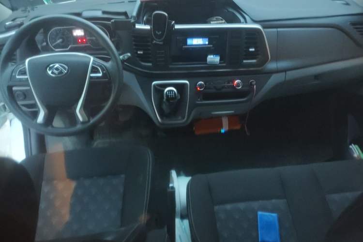 Used SAIC MAXUS Xintu V80 2024 Aotong Value Edition 6MT Long-Wheelbase Mid-Roof Model with 127 Ps Available in 6/7/8/9-Seater Configurations Audio And AC Panel