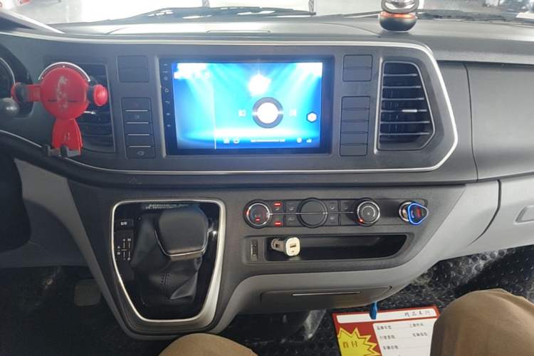 Used SAIC MAXUS Xintu V80 2024 Aotong Value Edition 6AMT Short Wheelbase Ultra-Low Roof 127 Ps 5-Seater Audio And AC Panel