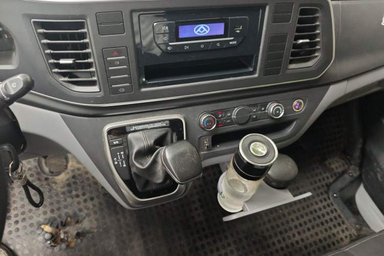 Used SAIC MAXUS Xintu V80 2024 Aotuntong Value Edition 6AMT Long Wheelbase Ultra-Low Roof 127 Ps 6/7/8/9-Seater Audio And AC Panel