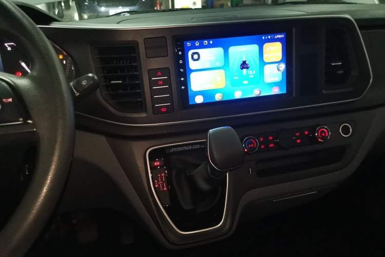 Used SAIC MAXUS Xintu V80 2024 Facelift Aoyuntong 6MT Long Wheelbase Mid-Top Version 147 Ps 6/7/8/9-Seater Audio And AC Panel