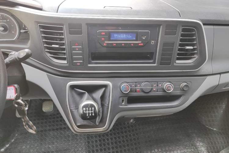 Used SAIC MAXUS Xintu V80 2024 Aotong Value Edition 6MT Short Wheelbase Mid-Height Roof 127 Ps 5-Seater Audio And AC Panel