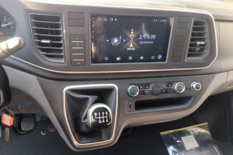 Used SAIC MAXUS Xintu V80 2024 Aotong Value Edition 6MT Long-Wheelbase Mid-Roof Model with 127 Ps Available in 6/7/8/9-Seater Configurations Audio And AC Panel