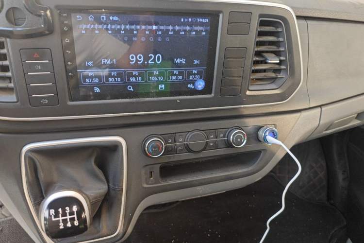 Used SAIC MAXUS Xintu V80 2024 Aotong Value Edition 6MT Long-Wheelbase Mid-Roof Model with 127 Ps Available in 6/7/8/9-Seater Configurations Audio And AC Panel