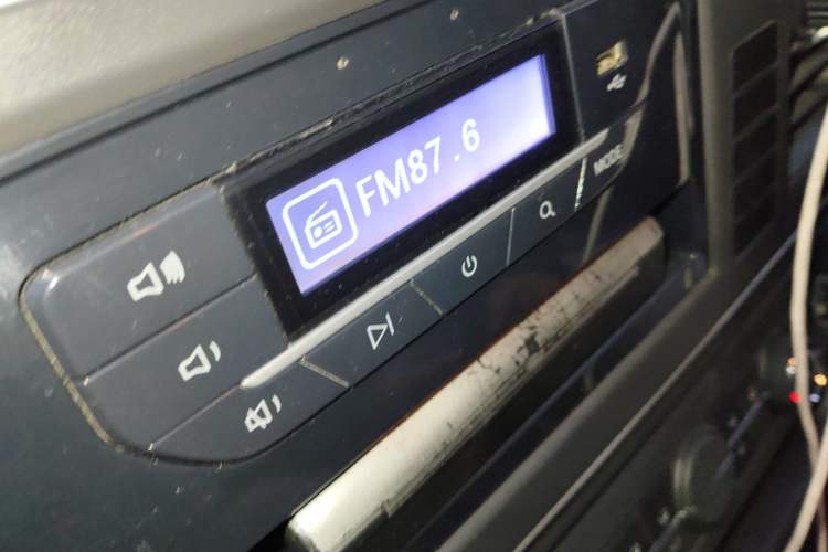 Used SAIC MAXUS Xintu V80 2024 Aotong Value Edition 6MT Long-Wheelbase Mid-Roof Model with 127 Ps Available in 6/7/8/9-Seater Configurations Audio And AC Panel