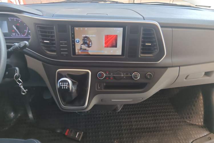 Used SAIC MAXUS Xintu V80 2024 Aotuntong 6MT Short-Wheelbase Ultra-Low Roof 127 Ps 5/6 Seats Audio And AC Panel