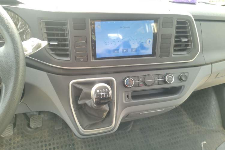Used SAIC MAXUS Xintu V80 2024 Aotuntong Value Edition 6MT Short Wheelbase Ultra-Low Roof 127 Ps 5/6 Seats Audio And AC Panel