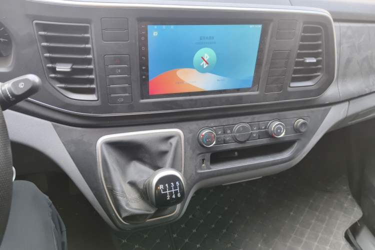 Used SAIC MAXUS Xintu V80 2024 Aotuntong Value Edition 6MT Short Wheelbase Mid-Height Roof 127 Ps 5/6 Seats Audio And AC Panel