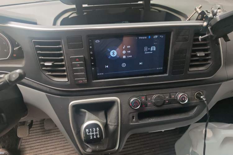 Used SAIC MAXUS Xintu V80 2024 Facelift Aoyuntong 6MT Long Wheelbase Mid-Top Version 147 Ps 6/7/8/9-Seater Audio And AC Panel