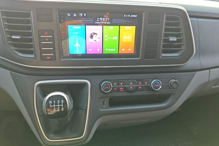 Used SAIC MAXUS Xintu V80 2024 Aotong Value Edition 6MT Long-Wheelbase Mid-Roof Model with 127 Ps Available in 6/7/8/9-Seater Configurations Audio And AC Panel