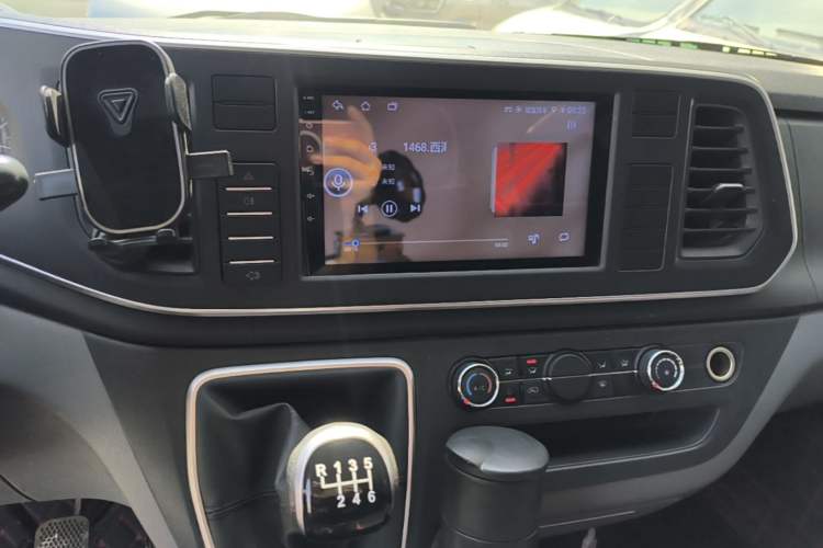 Used SAIC MAXUS Xintu V80 2024 Aotuntong Value Edition 6MT Short Wheelbase Mid-Roof Model 127 Ps 7/8/9-Seater Audio And AC Panel