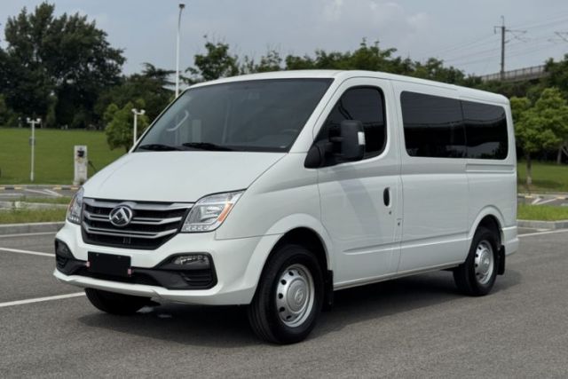 Ojetý SAIC MAXUS Xintu V80 2024 Aotong Value Edition 6AMT Short Wheelbase Ultra-Low Roof 127 Ps 5-Seater
