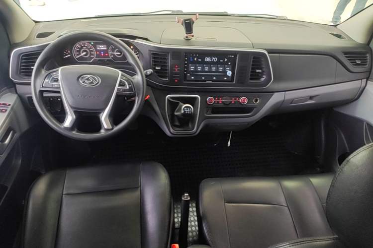 Used SAIC MAXUS Xintu V80 2024 Aotong Value Edition 6MT Long-Wheelbase Mid-Roof Model with 127 Ps Available in 6/7/8/9-Seater Configurations Center Console