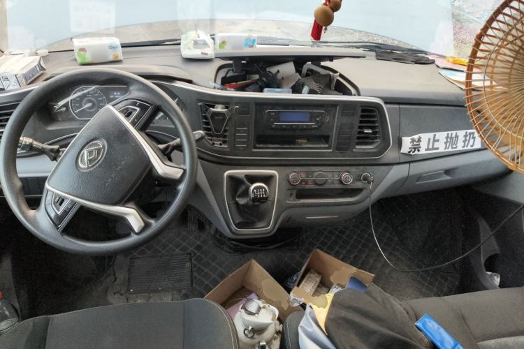 Used SAIC MAXUS Xintu V80 2024 Aotong Value Edition 6MT Long-Wheelbase Mid-Roof Model with 127 Ps Available in 6/7/8/9-Seater Configurations Center Console