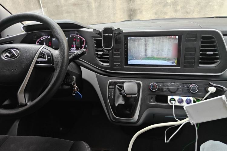 Used SAIC MAXUS Xintu V80 2024 Facelift Aoyuntong 6AMT Long Wheelbase Mid-Roof Version 147 Ps 6/7/8/9-Seater Center Console