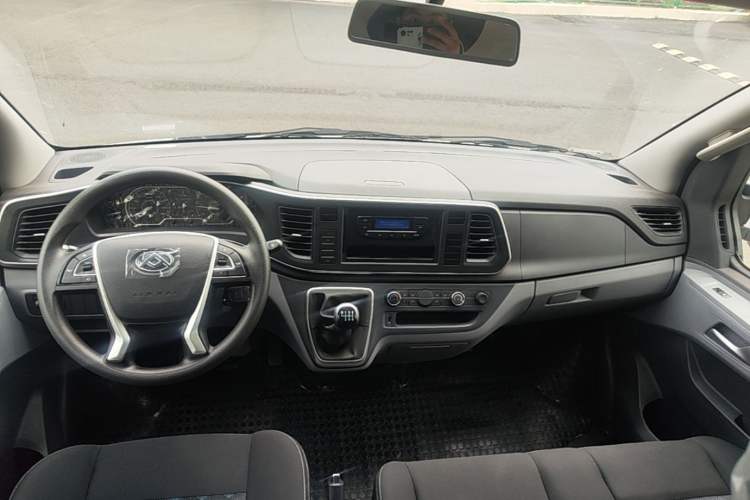 Used SAIC MAXUS Xintu V80 2024 Aotong Value Edition 6MT Long-Wheelbase Mid-Roof Model with 127 Ps Available in 6/7/8/9-Seater Configurations Center Console