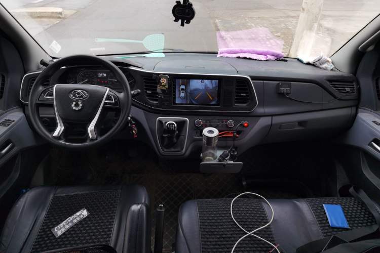 Used SAIC MAXUS Xintu V80 2024 Aoyuntong 6MT Long-Wheelbase Mid-Roof Model 127 Ps 6/7/8/9 Seater Center Console