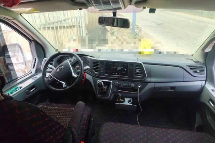 Used SAIC MAXUS Xintu V80 2024 Aotuntong 6MT Short-Wheelbase Mid-Roof Model with 127 Ps 5/6 Seats Center Console