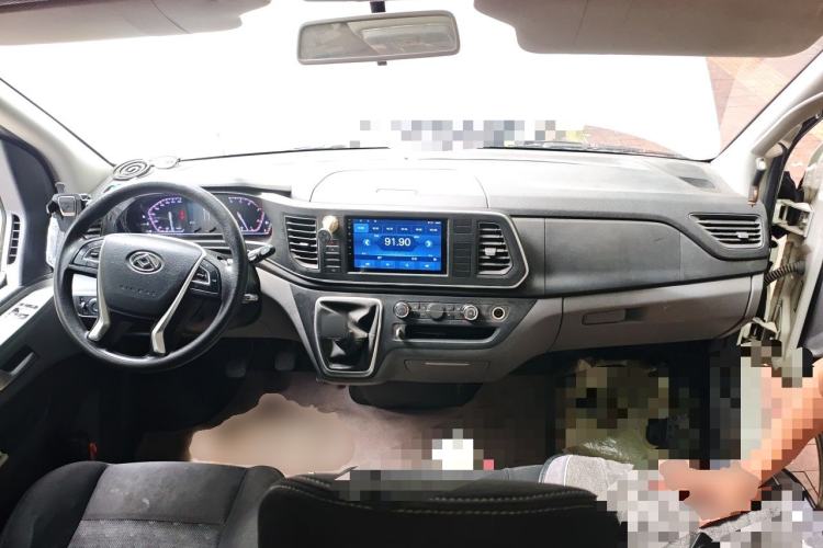 Used SAIC MAXUS Xintu V80 2024 Aoyuntong 6MT Long-Wheelbase Mid-Roof Model 127 Ps 6/7/8/9 Seater Center Console