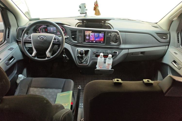 Used SAIC MAXUS Xintu V80 2024 Aotuntong 6MT Long-Wheelbase Mid-Roof Model 147 Ps 6/7/8/9-Seater Center Console