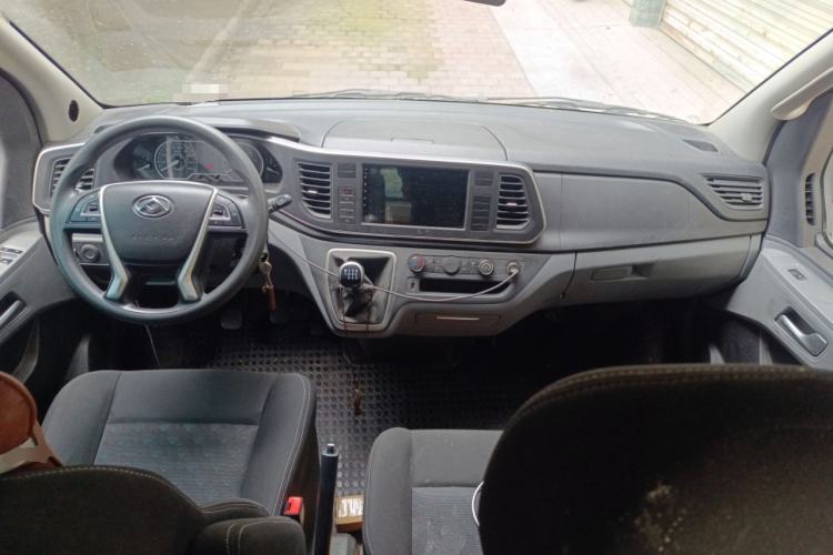 Used SAIC MAXUS Xintu V80 2024 Aotong Value Edition 6MT Long-Wheelbase Mid-Roof Model with 127 Ps Available in 6/7/8/9-Seater Configurations Center Console