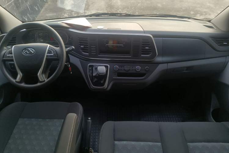 Used SAIC MAXUS Xintu V80 2024 Aotong Value Edition 6AMT Short Wheelbase Mid-Roof Model 127 Ps 5/6 Seats Center Console