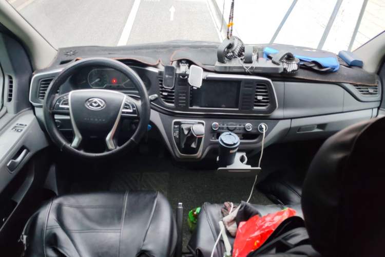 Used SAIC MAXUS Xintu V80 2024 Aotong 6AMT Short Wheelbase Mid-Roof Model with 127 Ps 5 Seats Center Console