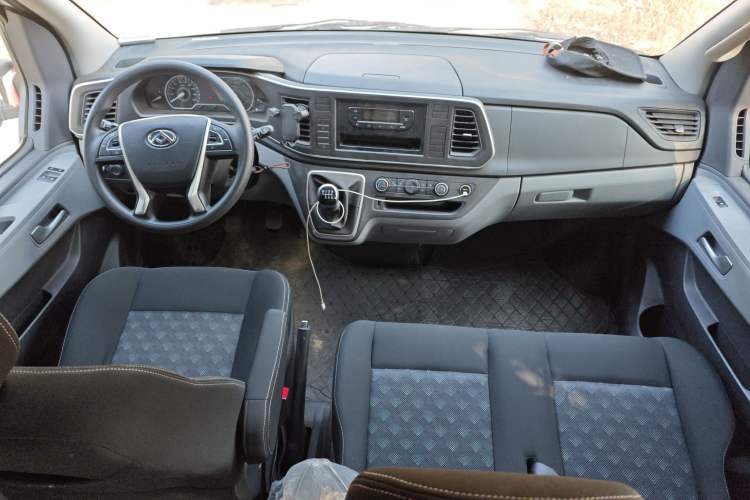 Used SAIC MAXUS Xintu V80 2024 Aotong Value Edition 6MT Long-Wheelbase Mid-Roof Model with 127 Ps Available in 6/7/8/9-Seater Configurations Center Console