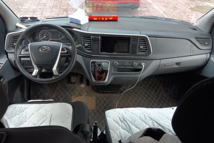 Used SAIC MAXUS Xintu V80 2024 Aotong Value Edition 6AMT Long Wheelbase Mid-Roof Model 127 Ps 6/7/8/9-Seater Center Console