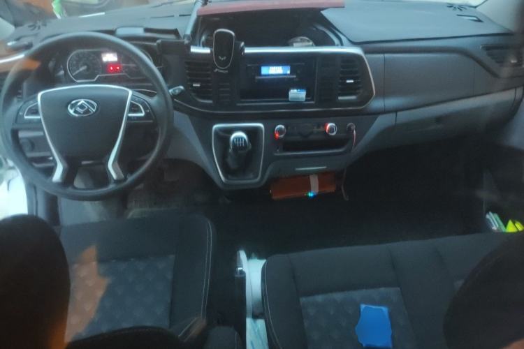 Used SAIC MAXUS Xintu V80 2024 Aotong Value Edition 6MT Long-Wheelbase Mid-Roof Model with 127 Ps Available in 6/7/8/9-Seater Configurations Center Console