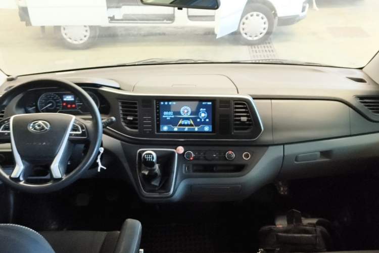 Used SAIC MAXUS Xintu V80 2024 Aotuntong Value Edition 6MT Short Wheelbase Mid-Height Roof 127 Ps 5/6 Seats Center Console