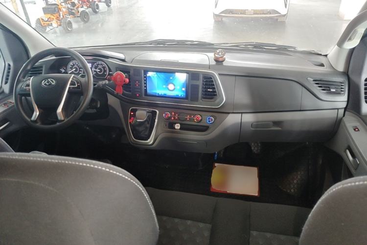 Used SAIC MAXUS Xintu V80 2024 Aotong Value Edition 6AMT Short Wheelbase Ultra-Low Roof 127 Ps 5-Seater Center Console