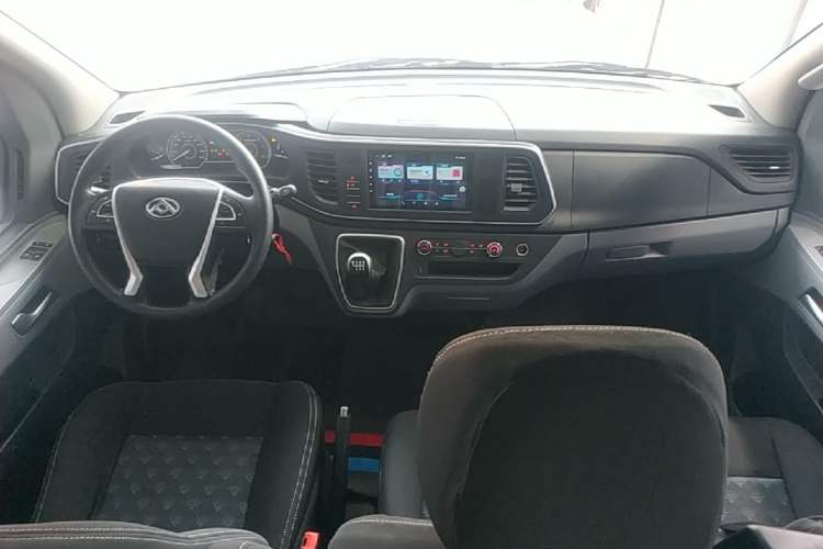 Used SAIC MAXUS Xintu V80 2024 Aotuntong Value Edition 6MT Short Wheelbase Mid-Height Roof 127 Ps 5/6 Seats Center Console