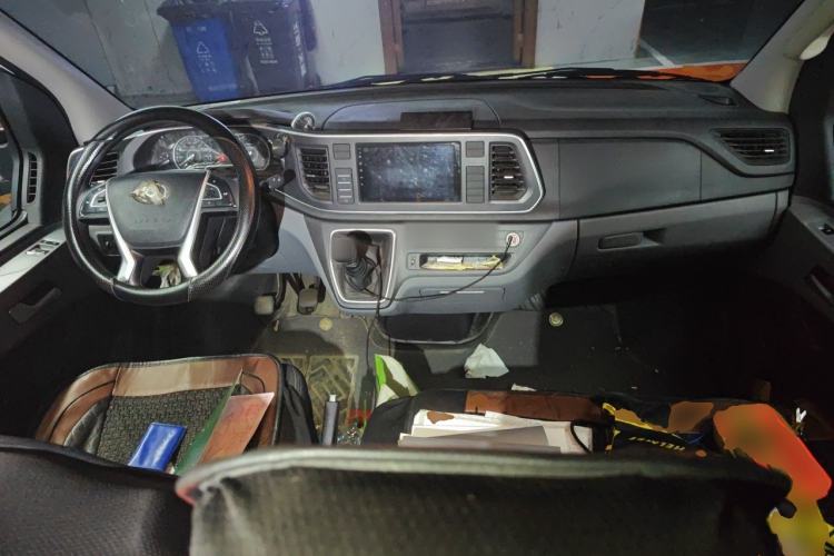 Used SAIC MAXUS Xintu V80 2024 Aotuntong Value Edition 6MT Short Wheelbase Ultra-Low Roof 127 Ps 5/6 Seats Center Console