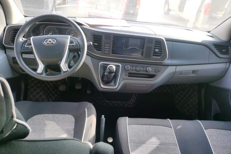 Used SAIC MAXUS Xintu V80 2024 Aotuntong Value Edition 6MT Short Wheelbase Ultra-Low Roof 127 Ps 5/6 Seats Center Console
