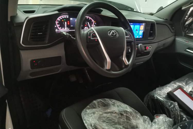Used SAIC MAXUS Xintu V80 2024 Facelift Aoyuntong 6MT Long Wheelbase Mid-Top Version 147 Ps 6/7/8/9-Seater Center Console