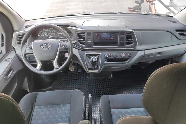 Used SAIC MAXUS Xintu V80 2024 Aotong Value Edition 6MT Short Wheelbase Mid-Height Roof 127 Ps 5-Seater Center Console