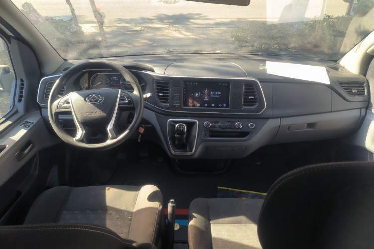 Used SAIC MAXUS Xintu V80 2024 Aotong Value Edition 6MT Long-Wheelbase Mid-Roof Model with 127 Ps Available in 6/7/8/9-Seater Configurations Center Console