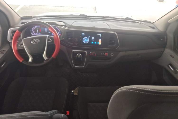 Used SAIC MAXUS Xintu V80 2024 Aoyuntong 6MT Long-Wheelbase Mid-Roof Model 127 Ps 6/7/8/9 Seater Center Console