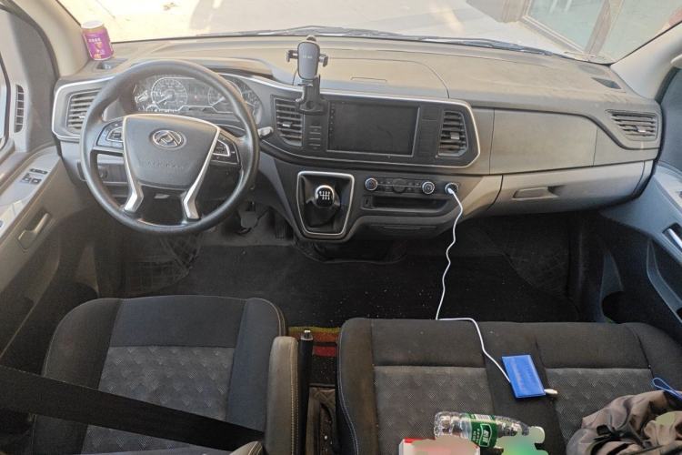Used SAIC MAXUS Xintu V80 2024 Aotong Value Edition 6MT Long-Wheelbase Mid-Roof Model with 127 Ps Available in 6/7/8/9-Seater Configurations Center Console