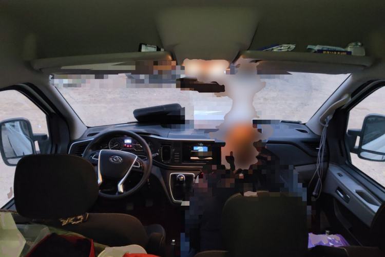 Used SAIC MAXUS Xintu V80 2024 Aotong Value Edition 6MT Long-Wheelbase Mid-Roof Model with 127 Ps Available in 6/7/8/9-Seater Configurations Center Console