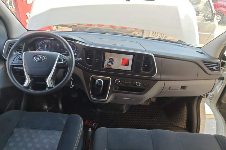 Used SAIC MAXUS Xintu V80 2024 Aotuntong 6MT Short-Wheelbase Ultra-Low Roof 127 Ps 5/6 Seats Center Console