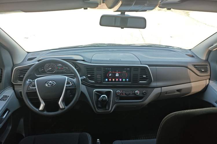Used SAIC MAXUS Xintu V80 2024 Aotuntong Value Edition 6MT Short Wheelbase Mid-Height Roof 127 Ps 5/6 Seats Center Console