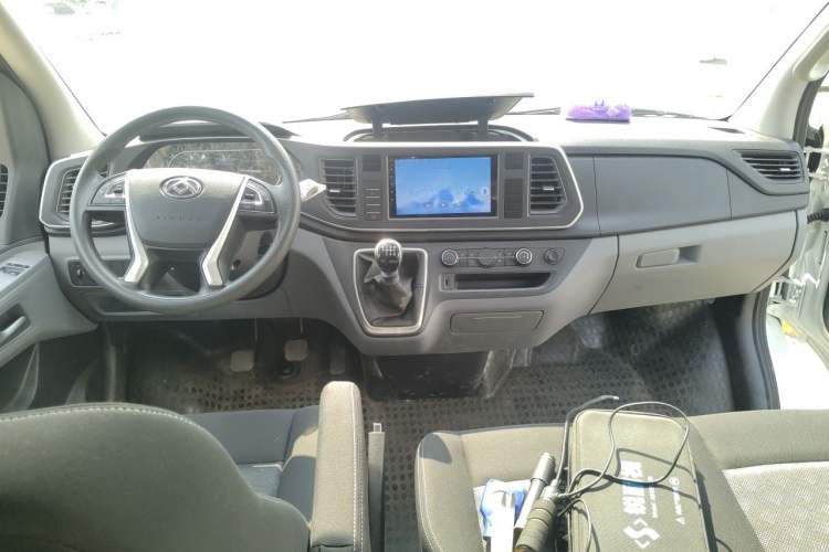 Used SAIC MAXUS Xintu V80 2024 Aotuntong Value Edition 6MT Short Wheelbase Ultra-Low Roof 127 Ps 5/6 Seats Center Console
