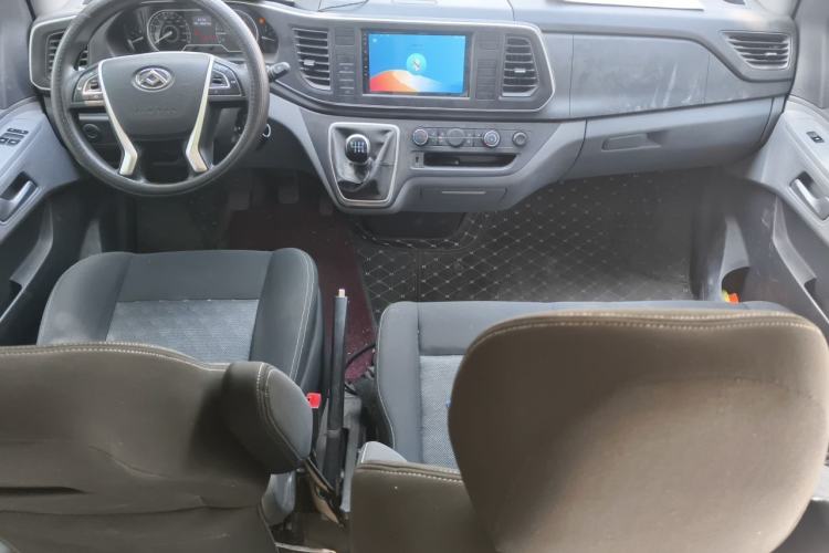 Used SAIC MAXUS Xintu V80 2024 Aotuntong Value Edition 6MT Short Wheelbase Mid-Height Roof 127 Ps 5/6 Seats Center Console