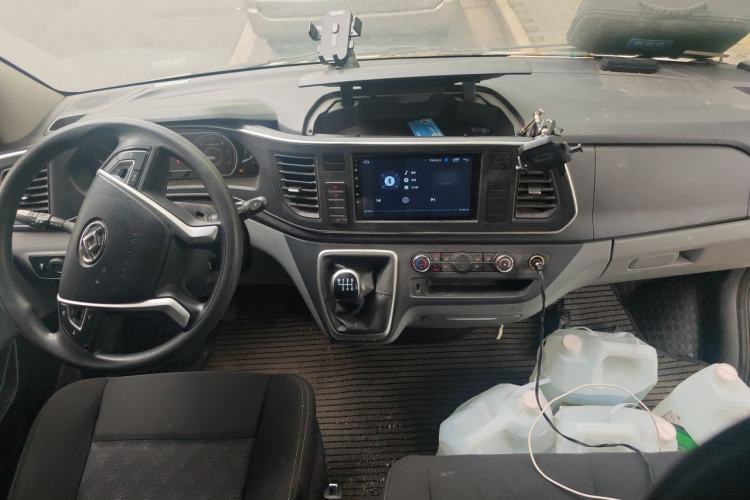 Used SAIC MAXUS Xintu V80 2024 Facelift Aoyuntong 6MT Long Wheelbase Mid-Top Version 147 Ps 6/7/8/9-Seater Center Console