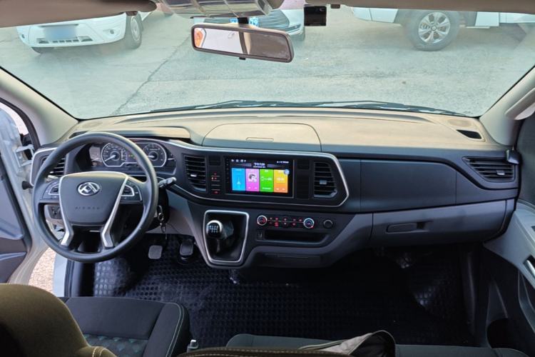 Used SAIC MAXUS Xintu V80 2024 Aotong Value Edition 6MT Long-Wheelbase Mid-Roof Model with 127 Ps Available in 6/7/8/9-Seater Configurations Center Console
