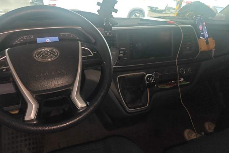 Used SAIC MAXUS Xintu V80 2024 Aotuntong 6MT Long-Wheelbase Mid-Roof Model 147 Ps 6/7/8/9-Seater Center Console