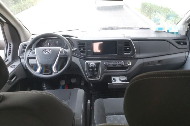 Used SAIC MAXUS Xintu V80 2024 Aotuntong 6MT Short-Wheelbase Ultra-Low Roof 127 Ps 5/6 Seats Center Console