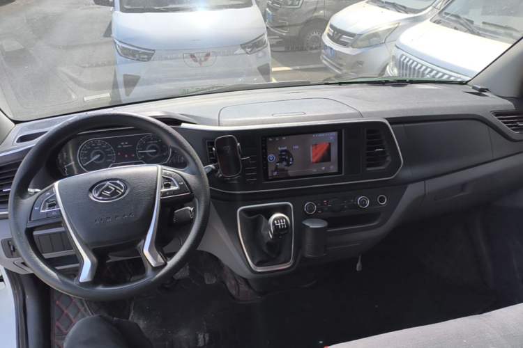 Used SAIC MAXUS Xintu V80 2024 Aotuntong Value Edition 6MT Short Wheelbase Mid-Roof Model 127 Ps 7/8/9-Seater Center Console