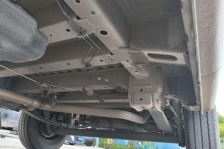 Used SAIC MAXUS Xintu V80 2024 Aotong Value Edition 6MT Long-Wheelbase Mid-Roof Model with 127 Ps Available in 6/7/8/9-Seater Configurations Chassis Rear Left